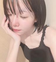 더운 '.-~-)::