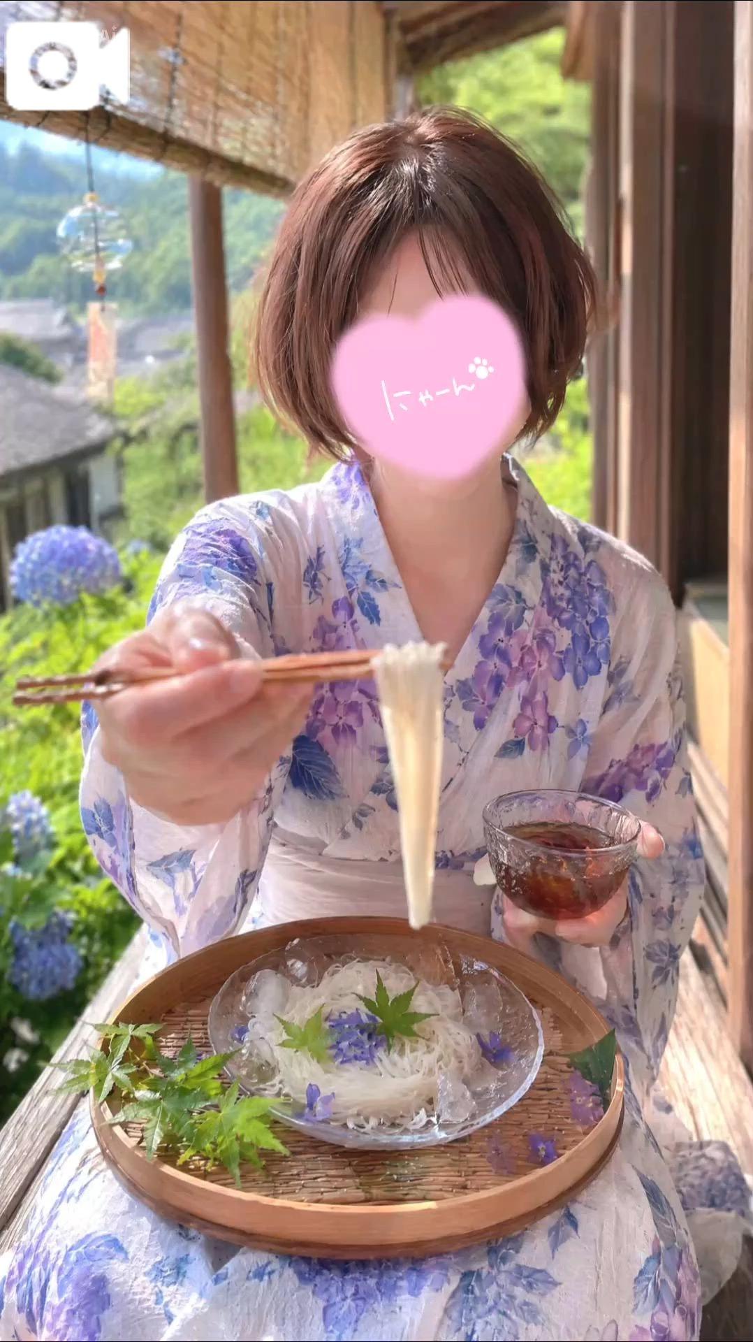 뜨겁기 때문에 시원함을 즐길 수 있습니다.